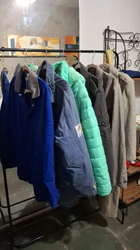 VENDE-SE ESTOQUE COMPLETO DE ROUPAS MASCULINO, FEMININO E INFANTIL COM ACESSÓRIOS 