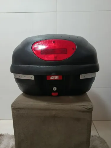 Baú Givi 33 litros com a Base e suporte.
