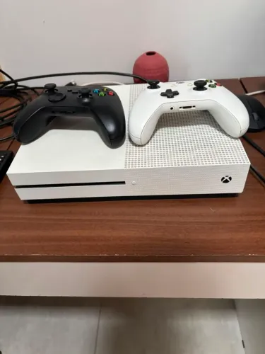 Xbox One S + 2 controles ORIGINAIS + Red Dead Redemption 2