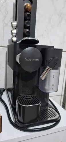Máquina Nespresso Latissima One 220V