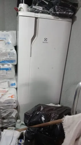 Geladeira Eletrolux 1 porta funcionando tudo, estou vendendo para desfazer mesmo.