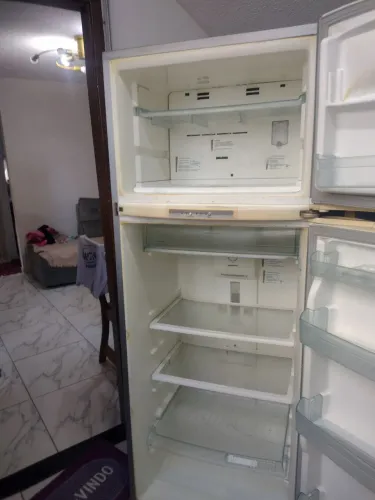 Vendo geladeira Brastemp 420 Litros em perfeito estado, está funcionando.valor 400 $