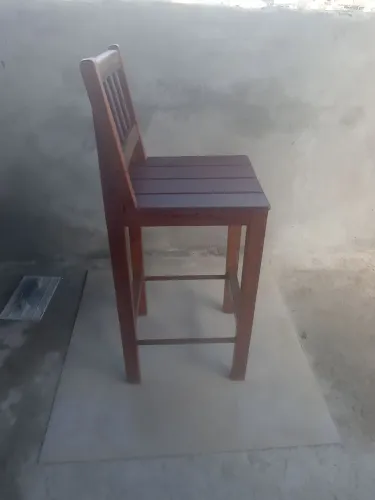 Banquetas em madeira de demolição