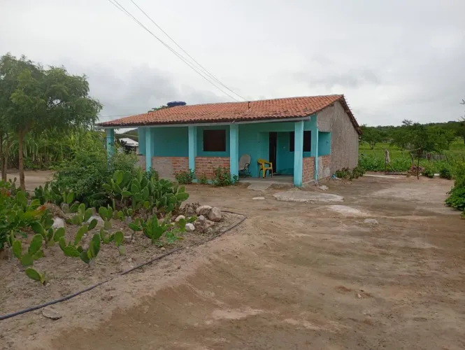 Vende-se um terreno com uma casa muito boa. Uma cisterna e um reservatório. De água