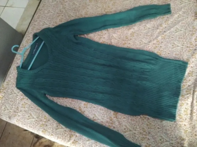 Vendo esse lindo vestido de tricô.Tem conversa