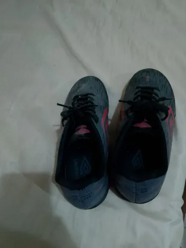 Chuteira umbro novinha