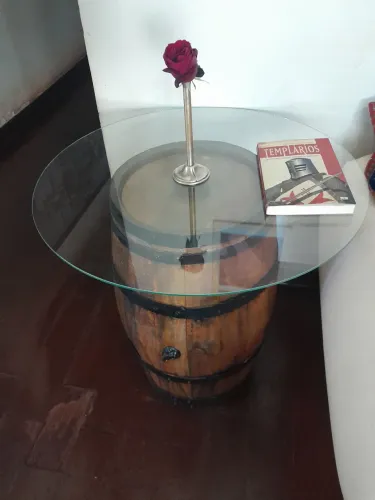 Barril em carvalho com colmeia de abelha jatai internamente. Tem pito de entrada.