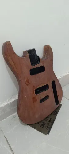 Corpo guitarra antigo lixado