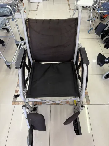 Cadeira de rodas com apoio de pernas 