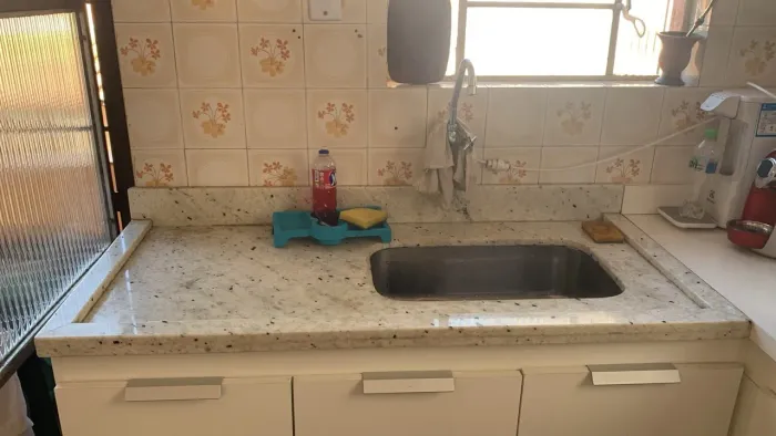 Balcão de cozinha em L com pia de granito 700,00