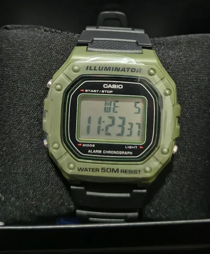 Relógio digital Casio W-218H-3AV: Modelo em tom verde militar.