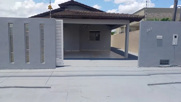 Casa Mobiliada com Piscina no Centenário