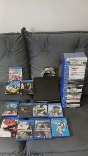 PS4 SLIM + LOTE COM 45 JOGOS