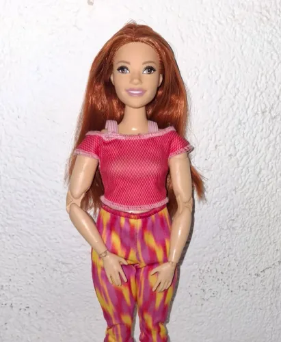 Barbie Made to Move Curvy Ruiva (Articulada) - Ótimo Estado!