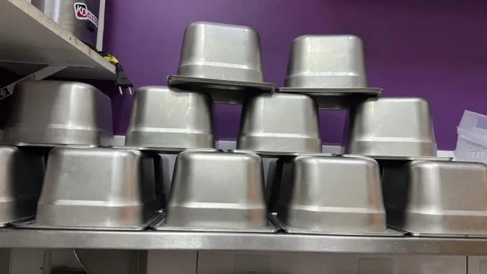 Estante de ferro e cubas de inox