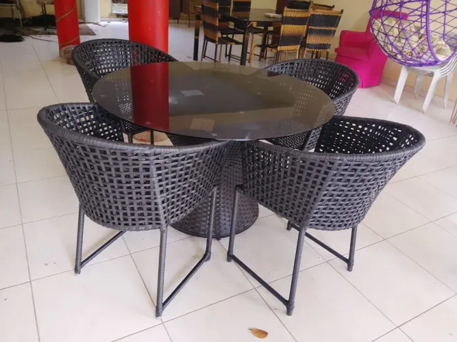 Mesa em vidro com 4 cadeiras de fibra