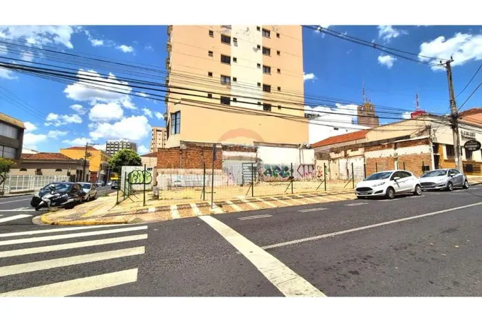 Terreno à venda no Centro de Rio Preto, de esquina, Delegado Pinto de Toledo com General G