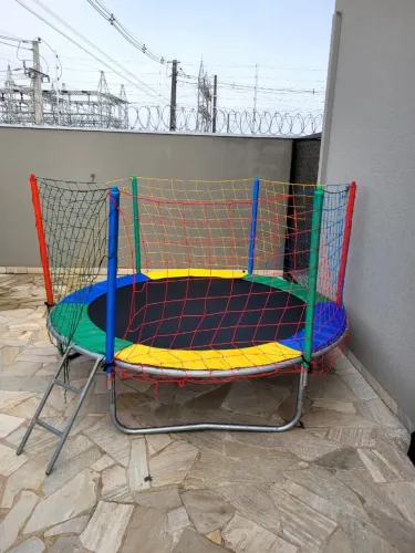 Cama elastica e piscina de bolinhas