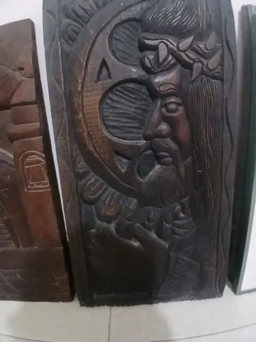 Escultura de madeira talhada