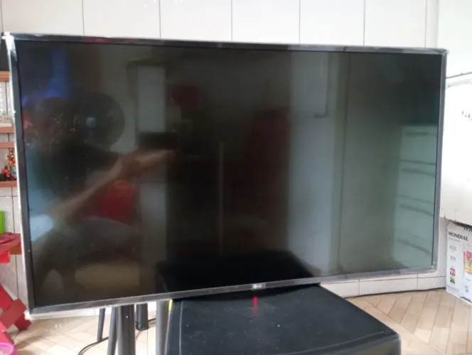 TV LG 43". Com defeito apenas no Display.