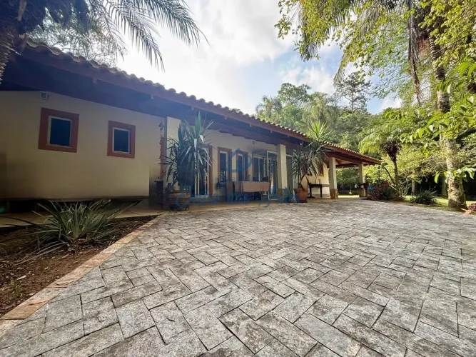 Imperdível casa em condomínio à venda em Embu Colonial, SP!