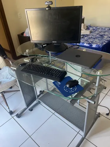 Mesa de computador de vidro