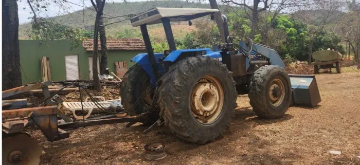 Vende-se Trator New Holland (Modelo TL com Carregadeira Frontal)