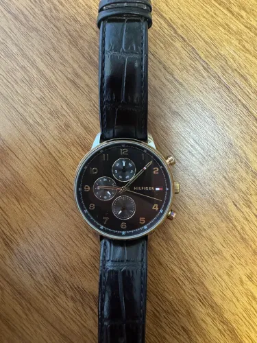 Relógio Tommy Hilfiger dourado com pulseira de couro