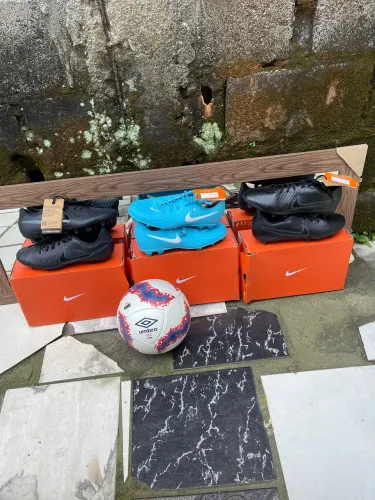 3 Chuteiras originais da Nike e 1 bola da umbro original