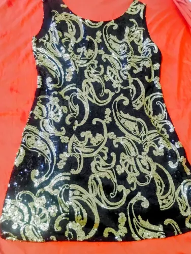 VESTIDO DE FESTA EM PAETÊ PRETO E DOURADO
