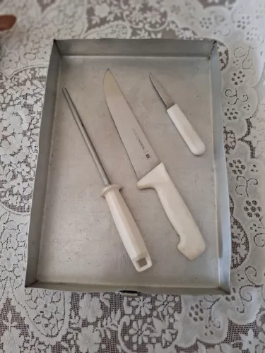 Kit para corte de carne/churrasco com assadeira, facas variadas e afiador