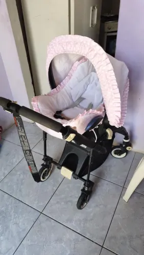 Carrinho de bebê com bebê conforto
