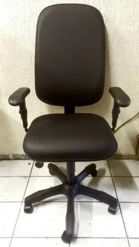 Cadeira de escritório giratória Modelo Presidente em perfeito estado e funcionamento