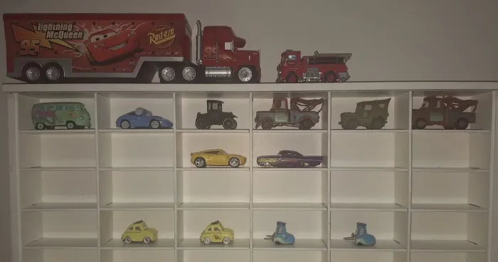Conjunto de 13 CARRINHOS 1:55 e 1 CAMINHÃO 1:42 da Série DISNEY CARS