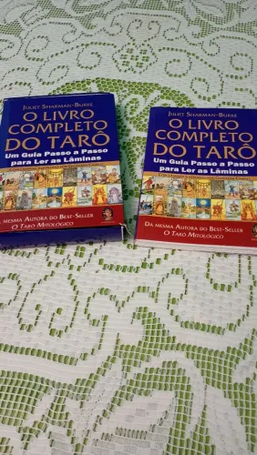 Livro e Cartas de Tarô 