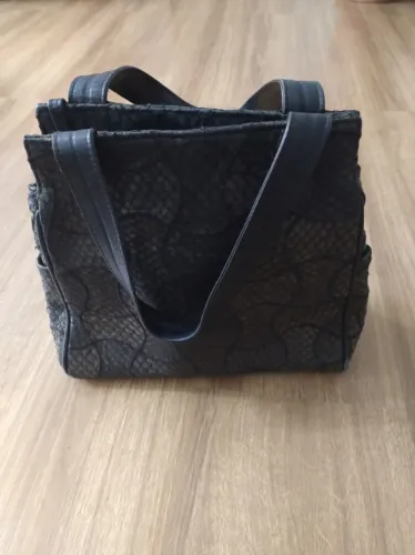 Bolsa de couro de tilápia, com 2 bolsos laterais externos, azul marinho, L=28cm, A=28cm