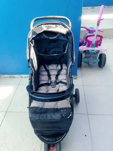 Carrinho de bebê Cosco usado
