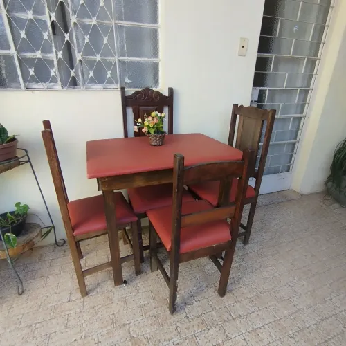 Mesa artesanal com 4 cadeiras, assento estofador.