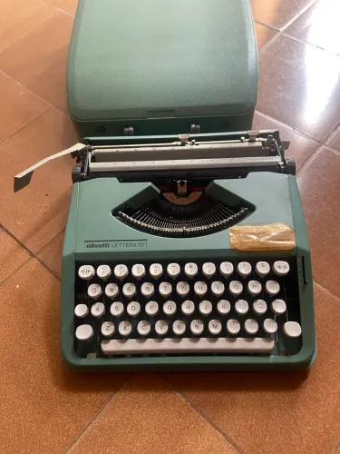 Máquina de escrever Olivetti lettera 82