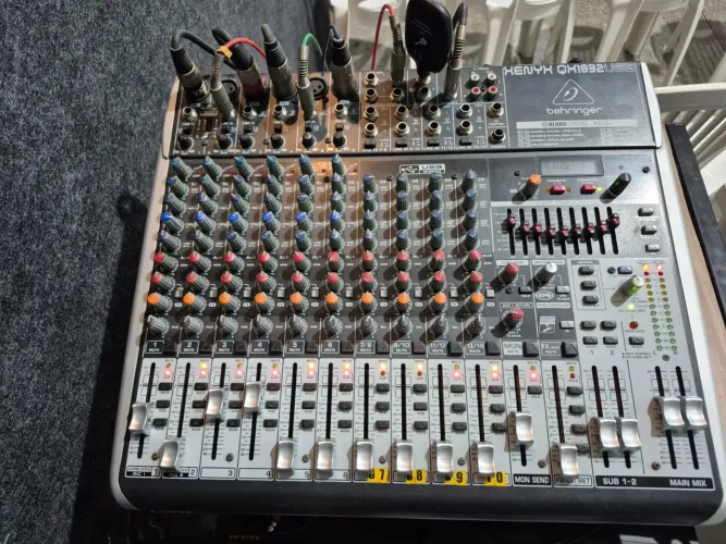 Mesa de Som Behringer Xenyx QX1832USB c/ Efeitos Klark Teknik (100% Funcional)