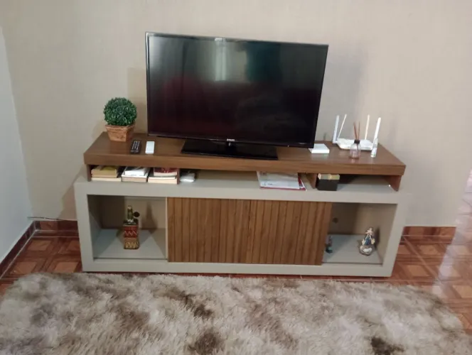 Rack impecável com rodinhas 