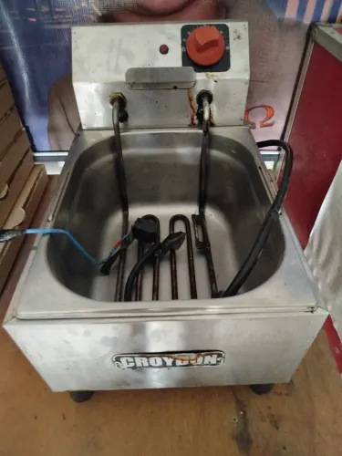 Fritadeira elétrica Croydon 110v - NÃO ACOMPANHA O CESTO!!!