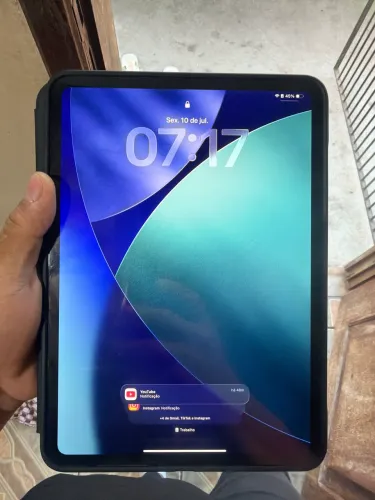 iPad M5 com capa ems