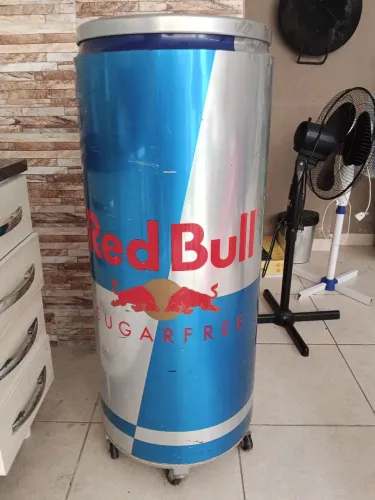 refrigerador ou cooler expositor da Red Bull 
