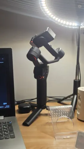 Estabilizador gimbal da marca Hohem, modelo iSteady M6.