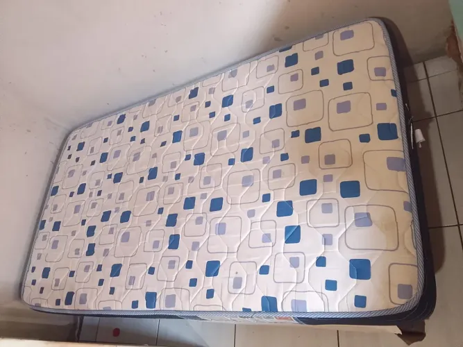 Cama de solteiro com base em ótimo estado.