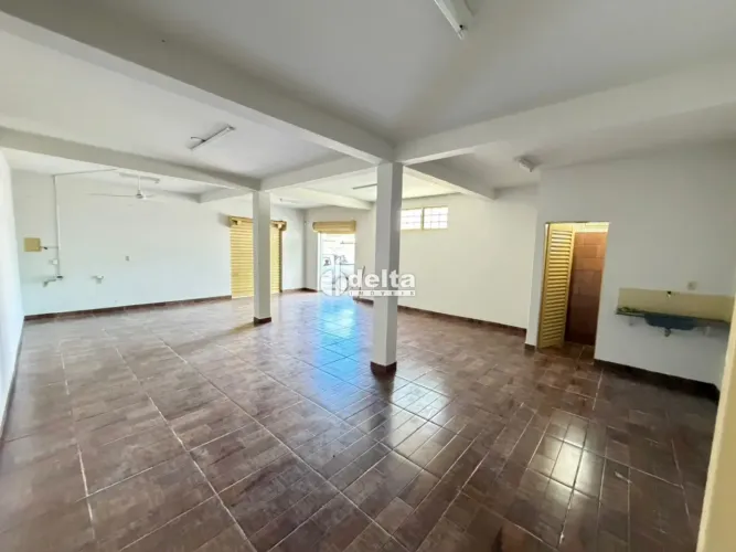 Casa comercial disponível para locação no bairro Canaã em Uberlândia-MG