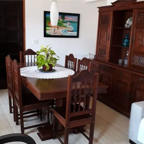 Vendo mesa com 6 cadeiras mais Arca em madeira maciça restaurada em bom estado.