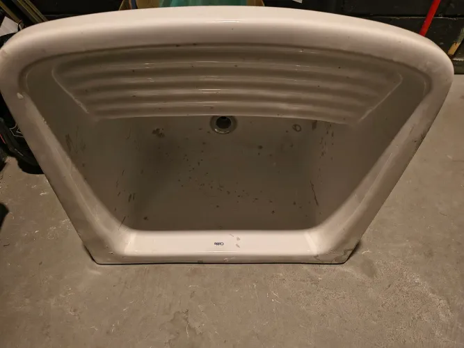 Tanque de lavar roupas branco em mármore sintético