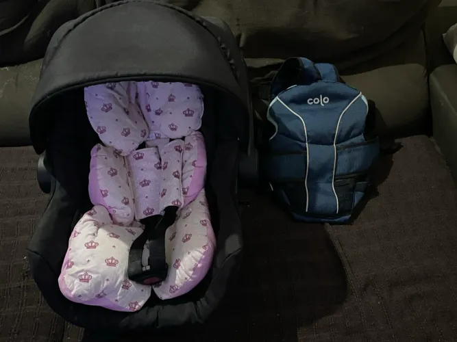 Bebê conforto e um canguru